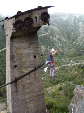 Paolo sulle corde del 1° ponte delle scimmie (52357 bytes)